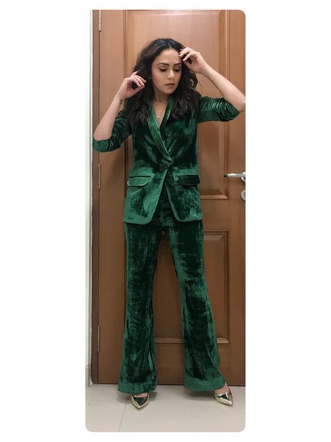 Velvet Kurti Neck Designs, Velvet Coord Sets Western, Velvet Cord Set Outfit, Winter Coord Sets, Velvet Coord Sets, Velvet Cord Set, Velvet Set Outfit, Velvet Pant Suit, Velvet Pakistani Dress