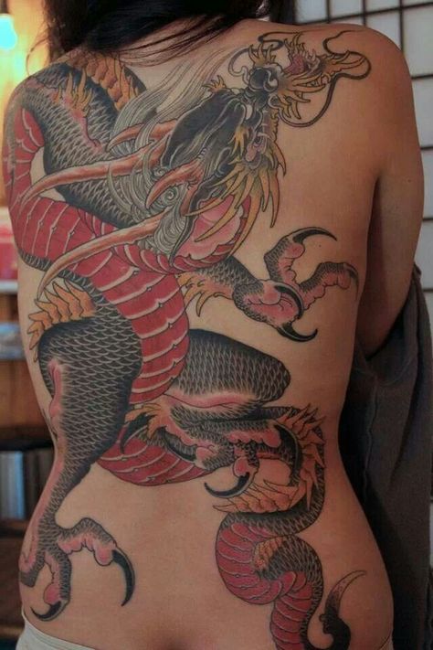 Girl with the dragon tattoo Back Tattoo Women Full, Unbelievable Tattoos, Full Circle Tattoo, Dragon Tattoo Back, Dragon Tattoo Ideas, Backpiece Tattoo, Red Dragon Tattoo, Chinese Dragon Tattoos, Japanese Dragon Tattoo