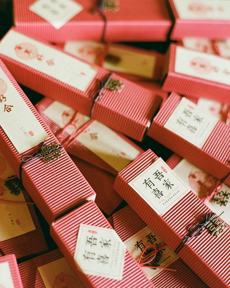 Wedding Guest Couple Outfit, Wedding Guest Couple, Chinese Wedding Favors, Double Happiness Wedding, Double Happiness Symbol, Chinese Candy, Chinese Party, Happiness Symbol, Sentimental Wedding