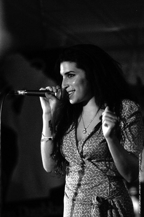 Amy Winehouse at North Sea Jazz Festival - 2004, photo by Jeroen Jansen Chasing Amy, Tragically Beautiful, Amy Winehouse Style, Amy W, Amazing Amy, Sanaa Lathan, Kendall Style, Toni Braxton, Sandra Bullock