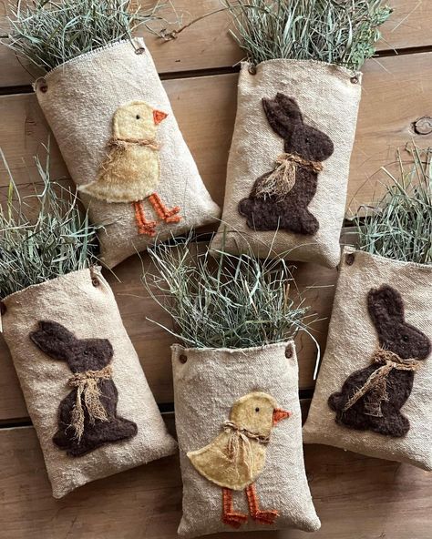 Meg ~ Primitive Pig Folk Art on Instagram: “I whipped up these ditty bags as a last-minute addition for tomorrow’s launch!! 🐇🐥 Visit my Etsy shop at 6 pm EST Saturday, April 9th! .…” Diy Bunnies, Folk Art Crafts, Primitive Easter Crafts, Primitive Bunnies, Primitive Easter Decor, Easter Fabric Crafts, Primitive Spring, Primitive Easter, Easter Arrangement