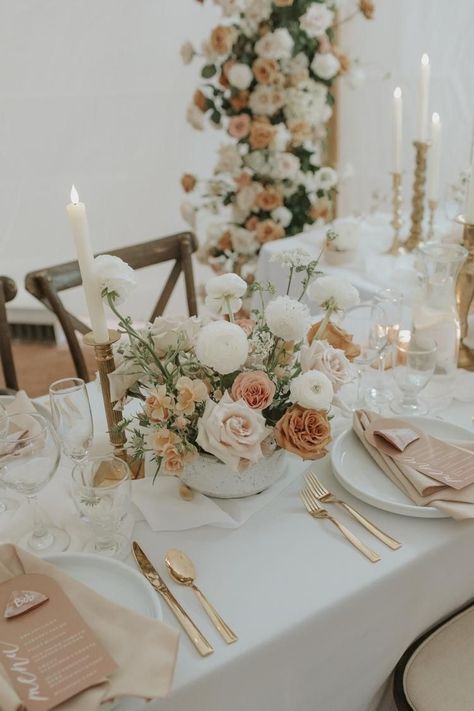 Wedding House Party Ideas, Cheapest Wedding Flowers, American Wedding Decorations, Fall Tablescapes Wedding, Wedding Table Set Up No Plates, U Shape Dinner Setting, Light Peach Wedding Theme, Beige And Peach Wedding, Vintage Wedding Florals