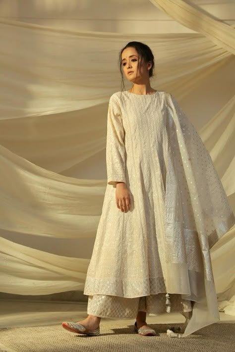 Muslim Engagement Look, Cream Colour Dress, Pakistani Bridesmaids Outfits, Heena Kochhar, Chanderi Anarkali, Mirror Embroidery, Frock Fashion, Simple Kurta Designs, Traditional Indian Dress