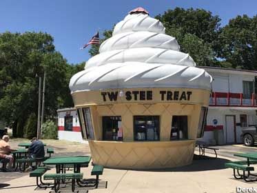 Twistee Treat, Cheer Competition, Gothic Statue, East Peoria, Quonset Hut, Peoria Illinois, Central Illinois, American Gothic, Background Art