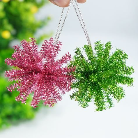 Chenille Stem Crafts Christmas, Diy Pipe Cleaner Ornaments, Pipe Cleaner Christmas Ornaments, Christmas Decorations Ideas Diy, Glitter Video, Pipe Cleaner Ornaments, Chenille Stem Crafts, How To Make Snowflakes, Make Ornaments