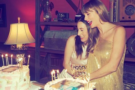 Taylor Swift Celebrates Her Birthday with HAIM Sisters at Intimate Party: 'I'm Feelin' 32' Taylor Swift Fotos, 32 Birthday, Taylor Swift Birthday, Haim, Taylor Swift Outfits, Red Taylor, King Of My Heart, Swift 3, Taylor Swift 13