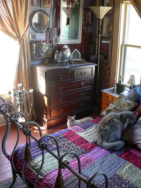 Boho Whimsigoth Living Room, Bedroom Ideas Whimsigoth, Whismgothic Room Aesthetic, Whismgothic Living Room, 90s Witchy Bedroom, Whimsie Goth Bedroom, Whimsigoth Bedframe, Whimsigothic Decor Bedroom, Bedding Whimsigoth