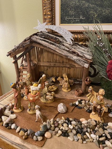 Belen Christmas Decor Diy, Crib Ideas Christmas Diy, Diy Christmas Crib, Diy Nativity Scene, Christmas Nativity Scene Diy, Christmas Cave, Christmas Nativity Scene Display, Christmas Crib Ideas, Diy Christmas Fireplace