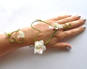 wedding flower fairy slave bracelet arm cuff Heart shape white flower and vine bride bridesmaid bouquet corsage Bracelet Corsage, Modern Bridal Bouquets, Diy Corsage, Heart Shaped Hands, Bracelet Arm, Prom Corsage, Whimsical Woodland, Corsage Prom, Masquerade Costumes