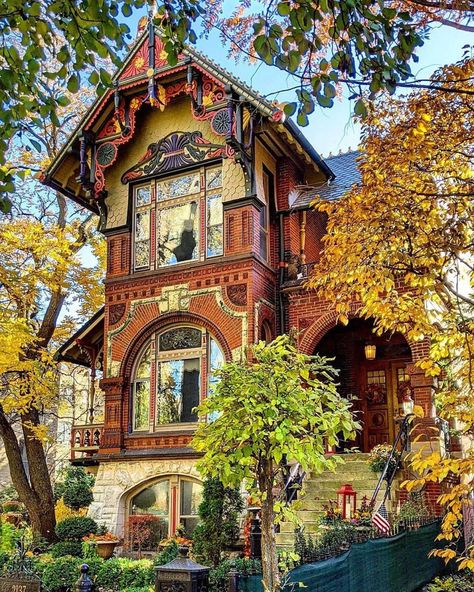 The Herman Weinhardt House, Chicago, Illinois. It was built in 1888. See more: themindcircle.com/majestic-house Old Victorian Mansions, Second Empire House, Art Nouveau House, American Castles, Mansion Exterior, Victorian Style Homes, Edwardian House, Victorian Mansions, Victorian Houses