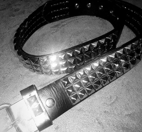 Alt Belt, Grunge Fashion Aesthetic, Cool Belts, 2000s Jewelry, Emo Jewelry, Emo Outfits, Studded Belt, Emo Scene