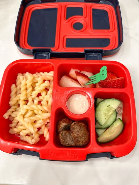 60+ Bentgo lunch box ideas with free printable download for all the best bento lunch ideas for easy kid school lunches. Bentgo Box, Bento Lunch Ideas, Box Lunch Ideas, Preschool Lunch Box, Fun Kid Lunch, Kids Lunch Box Meals, Bento Box Lunch For Kids, Kindergarten Lunch, Kids Packed Lunch