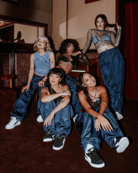 Boys World Dance Team Photos, Brandon Arreaga, Group Picture Poses, Group Poses, People Poses, Cute Friend Pictures, Photoshoot Concept, Dance Teams, Branding Photoshoot