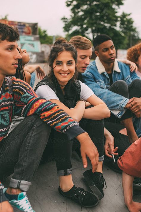 Group of teenage friends hanging out together People Hanging Out, Candid Group Photos, Creative Group Photos, Teenage Friends, Retro Photoshoot, Groups Of People, Youth Photos, Friends Hanging Out, Fall Friends