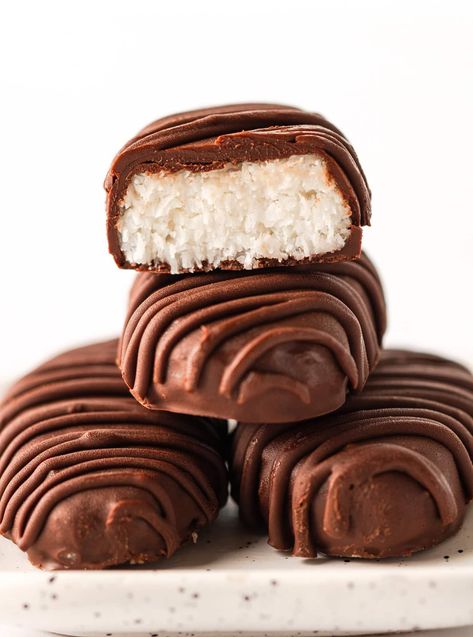 4 Ingredient Healthier Mounds Bars (Keto, Vegan) Keto Bounty Bars, Mounds Bars Recipe, Mounds Bars, Bounty Bars, Mounds Bar, Homemade Candy Bars, Healthy Candy, Coconut Candy, Keto Vegan