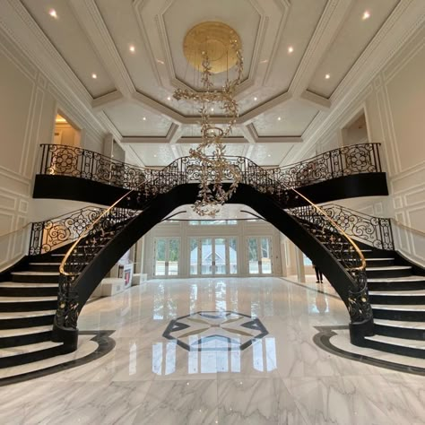 House With Grand Staircase, Mansion Staircase Luxury, Mansion Stairs Grand Staircase, Luxury Stairs Grand Staircase, Grand Staircase Modern, Double Staircase Design, Big Luxury Houses, Grand Staircase Design, Big Staircase