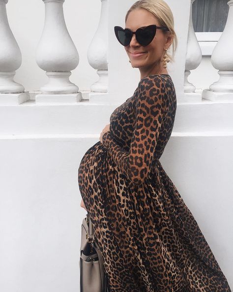 Laura Wills on Instagram: “Two year old @ganni dress I last wore when I was pregnant with Mila! I was online shopping the other day and realised the brand have…” Maternity Dresses Photography, Ganni Dress, A Pregnant Woman, Stylish Maternity Outfits, Pregnancy Looks, Bump Style, Moda Chic, Stylish Maternity, Pregnant Mom