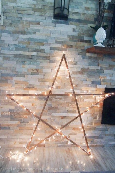 DIY Large Rustic Wood Star with Lights For Under $5! Outdoor Christmas Light Displays, Ornament Tree Display, Diy Christmas Star, Diy Christmas Decor, Christmas Light Displays, Wood Stars, Christmas Front Doors, Simple Christmas Decor, Wooden Stars