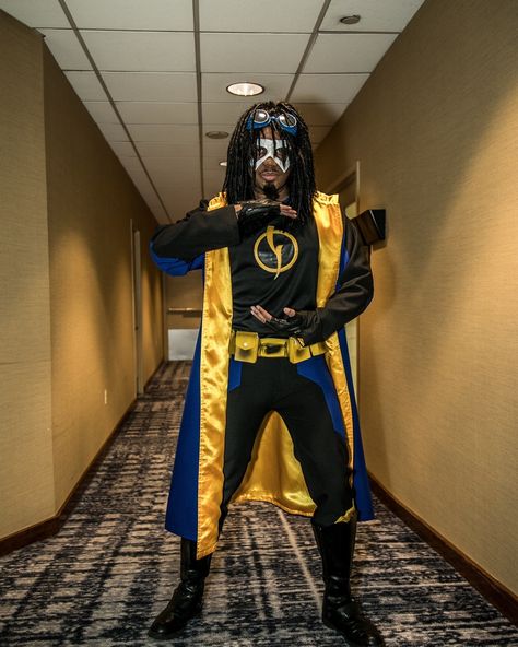 @hyattregencycrystalcity @blerdcon #blerdcon #blerds #blerdcon2017 #blerdcosplay #dccomics #dccosplay #staticshock #staticshockcosplay… Black Man Halloween Costume, Black Guy Halloween Costumes, Halloween Costumes Black Men, Cosplay Costumes For Men, Static Shock, Super Shock, Dc Cosplay, Trendy Halloween Costumes, Game Nights