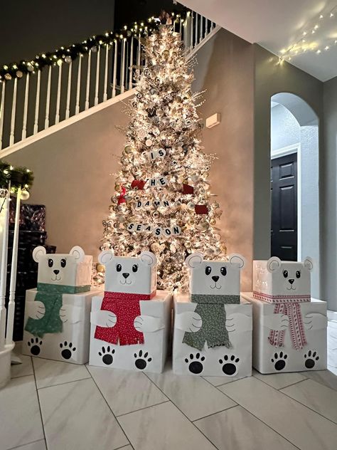 Snowman Gift Tower Instructions, Present Tower Christmas, Penguin Wrapping Ideas, Christmas Present Tower Ideas, Gift Towers Christmas, Kids Christmas Wrapping Ideas, Stacked Christmas Presents, Present Tower, Christmas Koozies