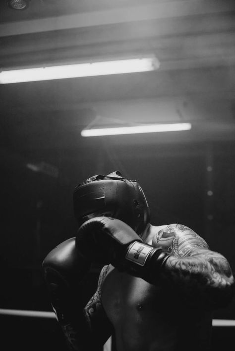 10,000+ Best Athlete Photos · 100% Free Download · Pexels Stock Photos Boxer Aesthetic, Thai Box, Kickboxing Training, Boxing Images, Running Photos, Sweet Carrot, Tension Setting, Boxing Gym, Combat Sport