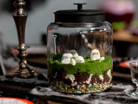 Spooky Terrarium Ideas, Cemetery Terrarium, Spooky Jars, Spooky Terrarium, Graveyard Terrarium, Terrarium Party, Halloween Terrarium, Halloween Cemetery, Halloween Fairy Garden