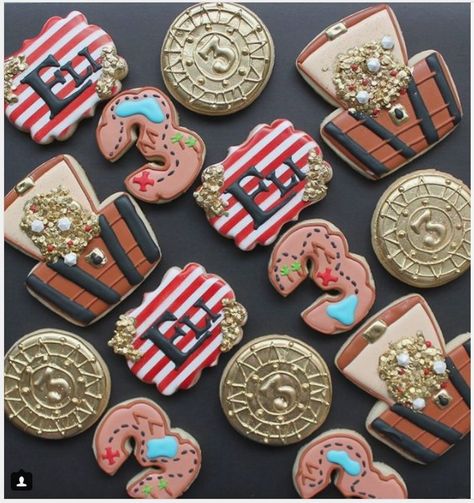 StarBakes | Star Garcia on Instagram: “Yo-ho yo-ho a pirates life for me☠ • • • #starrrrbakes #sugarcookies #decoratedsugarcookies #decoratedcookies #cookiedecorating …” • Instagram A Pirates Life For Me, Pirates Life For Me, Halloween Biscuits, Cutout Cookie, A Pirates Life, Pirate Cookies, Pirate Themed Birthday, Decorative Cookies, Crazy Cookies