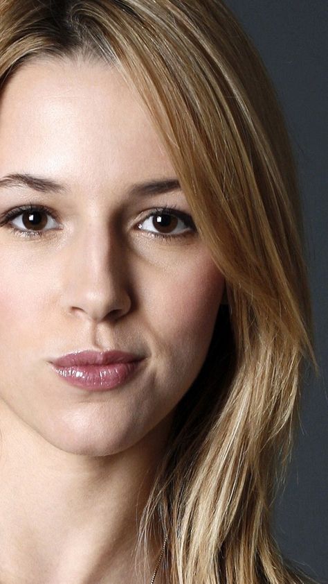 Alona Tal is an Israeli singer and actress. She is known for her roles in Veronica Mars as cheerleader Meg Manning and in Supernatural as Jo Harvelle. Crooked Face, Jo Harvelle, Alona Tal, Crooked Smile, Facial Anatomy, Celebrity Actress, Veronica Mars, Jewish Women, Katie Cassidy