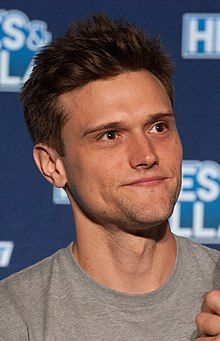 HAPPY 35th BIRTHDAY to HARTLEY SAWYER!!       1/25/20   American actor, producer and writer. He is known for his roles as Kyle Abbott on the CBS Daytime soap opera The Young and the Restless and Ralph Dibny / Elongated Man on The CW series The Flash. Long U Cut Hair, U Cut Haircut, U Cut Hair, Short Hair Color Highlights, Ralph Dibny, Small Hair Cut, U Cut Hairstyle, Simple Hairstyle For Saree, Elongated Man