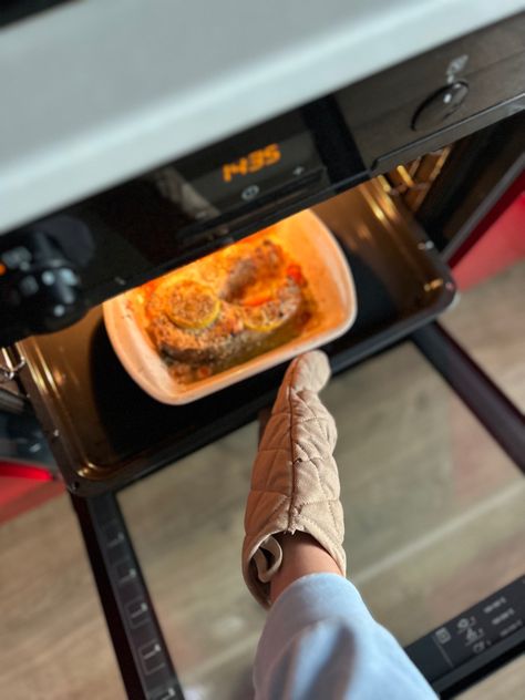 Cooking at home with oven Oven Aesthetic, Oven Photography, Chef Outfit, Work Mood, Chef Clothes, Oven Cooking, People Photography, Real People, Food Photo