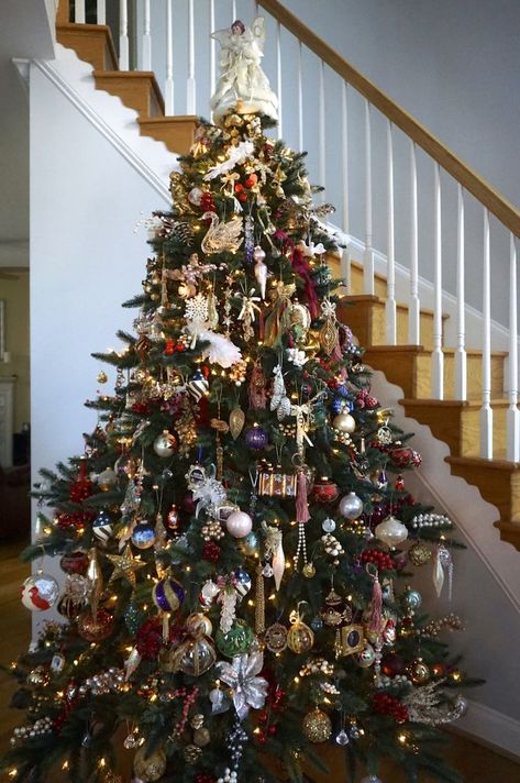 Christmas Tree With Old World Ornaments, Classy Traditional Christmas Tree, Christmas Tress Aesthetic, Trad Christmas Tree, Tradional Christmas Tree Decorations, Traditional Colorful Christmas Tree, Christmas Tree Antique, Traditional Tree Decorations, Old World Ornament Christmas Tree