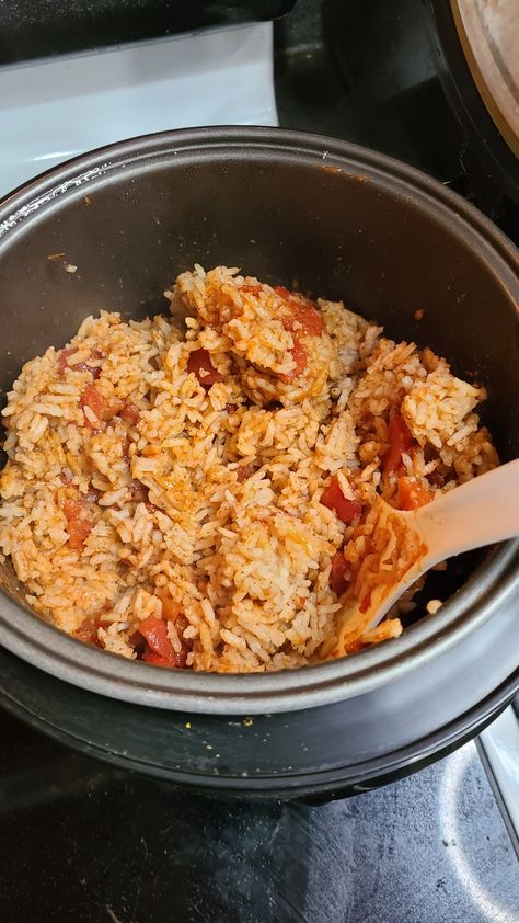 Do you have a bunch of leftover Spanish rice and don't know what to do with it? Here are some ideas for this easy side dish! Leftover Spanish Rice What To Do With, Leftover Spanish Rice Recipes, Leftover Mexican Rice, Leftover Spanish Rice, Mexican Burritos, Leftover Taco Meat, Spanish Rice Recipe, Rice A Roni, Taco Rice