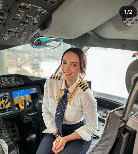 Remember Dreams, Female Pilots, Women In Tie, Sea Ship, Becoming A Pilot, Leather Leggings Fashion, Flight Attendant Fashion, Women Wearing Ties, Female Pilot