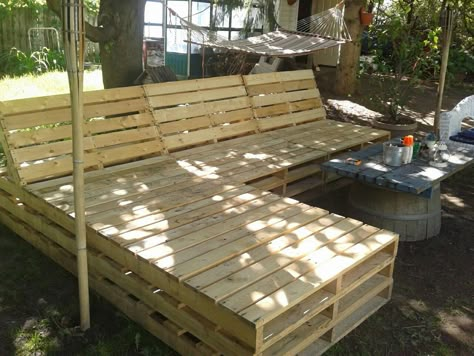 Pallet Sectional For Outside....i've been wanting bran to build me this forever!!!! Love this! Shabby Chic Veranda, Pallet Sectional, Outdoor Sectional Furniture, Pallet Garden Furniture, Pallet Patio Furniture, Pallet Patio, Pallet Projects Furniture, Pallet Couch, Funky Junk Interiors