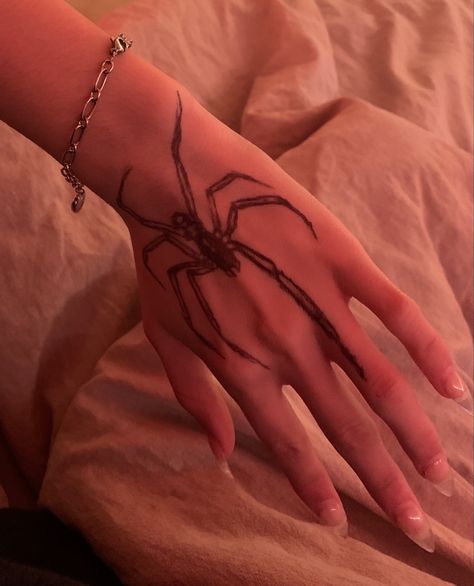 Pretty Tattoos Hand, Snake On Arm Tattoo, Hand Drawing On Hand With Pen, Drawing On Hand Ideas Doodles, Pen Tattoo Ideas Doodles On Hand, Drawings On Hands Pen, Drawings On Skin, Hand Drawings On Hand, Spider Tattoos