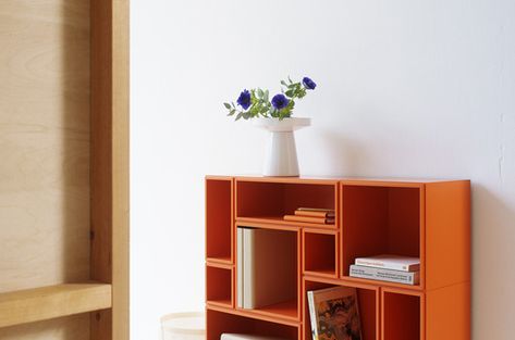 Orange Shelves, Luggage Design, Deco Orange, Small Bookcase, Lobby Interior, Modular Shelving, Design Objects, Modular Storage, Shelving Units