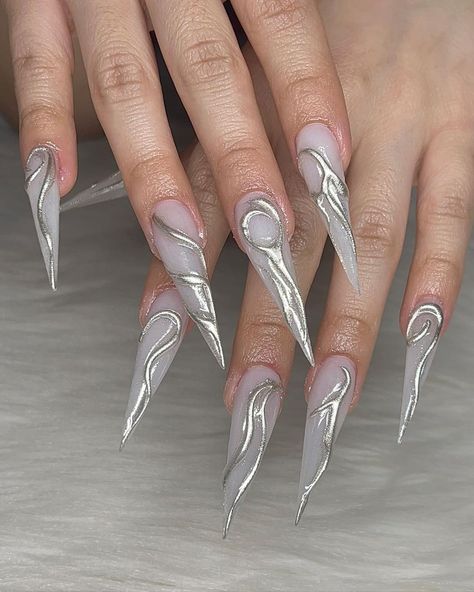 Nails by @f3rnsnails on IG Silver Stilletos Nails, Chrome Stiletto Nails Designs, Gray Stiletto Nails, White And Chrome Nails, Stilleto Nail Idea, Silver Stiletto Nails, Grabbers Nails, Chrome Stiletto Nails, Skz Nails