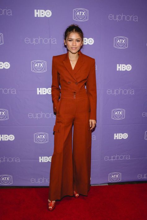 Red carpet, Carpet, Clothing, Suit, Flooring, Formal wear, Fashion, Pantsuit, Premiere, Fashion design, Zendaya Red Carpet, Estilo Zendaya, Zendaya Outfits, Zendaya Style, Celebrity Style Inspiration, Best Red Carpet Looks, Zendaya Coleman, Red Suit, Outfit Inspiration Fall