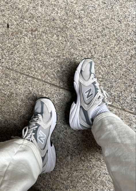 New balance 530 grey and white and silver white sweatpants clean outfit inspiration New Balance 530 Grey Matter, New Balance 530 Grey, Silver New Balance, 530 Outfit, New Balance 530 Outfit, Grey Matter, Grey New Balance, New Balance Outfit, Bday Gifts