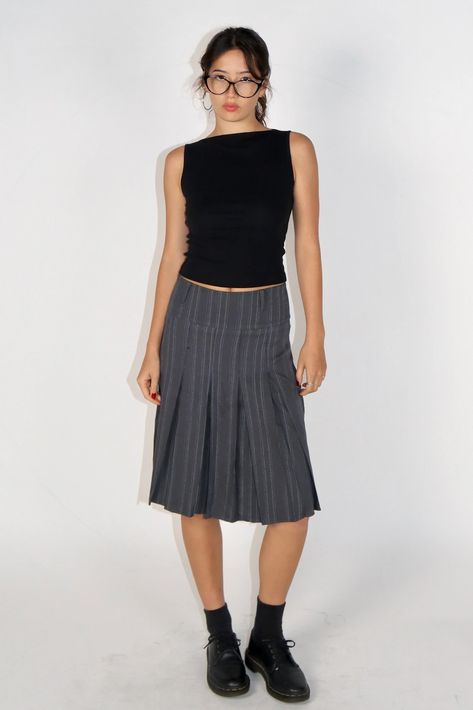 Detail Grey midi skirt Grey stripe Straight fit Low-waisted Polyester No stretchy Machine wash/Do not iron   Sizing S: waist = 68 cm, length = 56 cm, hip= 94 cm M: waist = 72 cm, length = 57 cm, hip= 198 cm L:  waist = 76 cm, length = 58 cm, hip= 102 cm Suzi is 5 ft 6, pants size is 26, wearing size small Grey Midi Skirt, Midi Skirts Style, Midi Skirt Outfit, Striped Midi Skirt, 가을 패션, Mode Inspiration, Office Outfits, Skirt Outfits, Look Cool