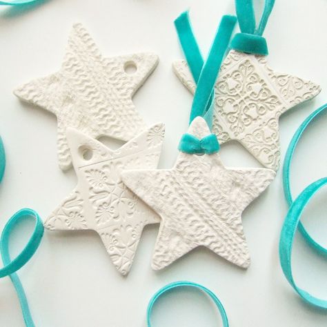 Christmas Ornaments Diy Kids, Clay Star, Kawaii Clay, Clay Christmas Decorations, Diy Air Dry Clay, Kids Christmas Ornaments, Air Dry Clay Projects, Simple Christmas Decor, Christmas Clay