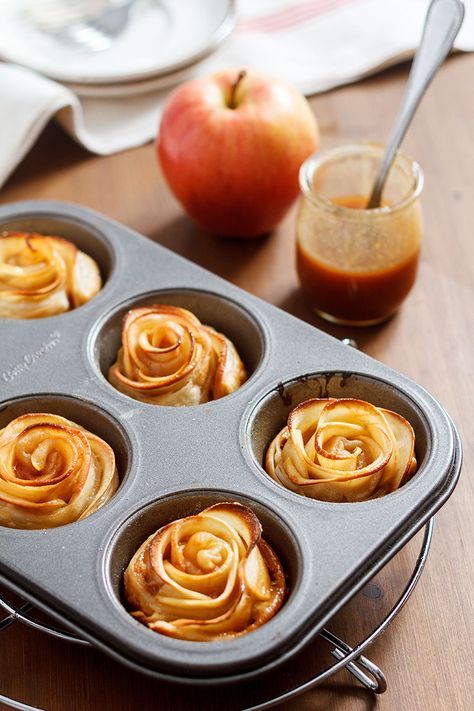 If you’re looking for a special treat for a cozy brunch, these beautiful and delicious rose-like apple tarts are sure to please that special someone in your life. Naturally sweet apple slices are r… Rose Apple Tart, Apple Rose Tarts, Apple Roses Recipe, Mini Apple Tarts, Apple Rose Tart, Apple Tarts, Baked Apple Dessert, Cozy Brunch, Apple Tart Recipe