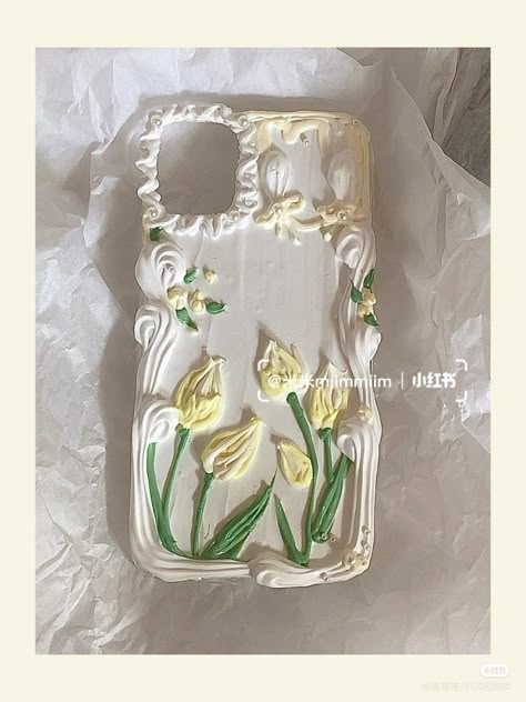 Decoden Phone Case Ideas, Phone Case Cream Glue, Deco Phone Cases, Cream Glue Phone Case, Cream Phone Case, Decoden Phone Case Aesthetic, Deco Cream Phone Case, Decoden Toploader, Deco Phone Cases Whipped Cream