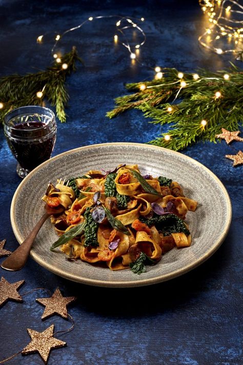 Zizzi has just become the first brand to feature a vegan Santa in its Christmas ad campaign New Year Dishes, Christmas Restaurant, Christmas Pasta, Christmas Food Photography, Food Website Design, Vegan Magazine, Vegan Food Photography, Christmas Salads, Its Christmas