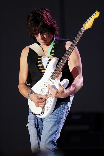 Jeff Beck Jeff Beck Group, Best Guitar Players, The Yardbirds, Learning Guitar, Best Guitarist, Linda Ronstadt, Jeff Beck, Rolling Stones Magazine, Cool Electric Guitars