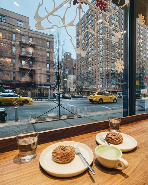 New York | Travel community on Instagram: “✨Good morning 🍵🍩 breakfast in the Upper West Side 💕✨ 📸 @melliekr 😍🌇 ✨ ✈Mark your photo with tag #nycityworld and we'll post it! ✨ #newyork…” New York City Cafe Aesthetic, New York Adventures, New York Aesthetic Travel, Cafes In New York City, Living In New York Aesthetic, New York Date Aesthetic, New York Cafes, Travel Posts Instagram, New York Travel Aesthetic