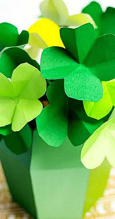 DIY Easy Paper Origami Shamrocks Origami Shamrock How To Make, Paper Shamrocks Diy, Shamrock Paper Craft, Easy Paper Origami, Paper Shamrocks, Diy Paper Origami, Martha Stewart Stencils, Shamrock Plant, Shamrock Craft