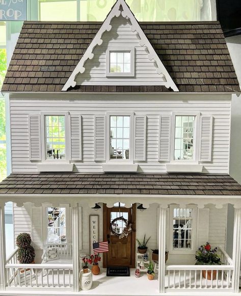 Maileg Doll House, Big Doll House, Diy Crafts To Do At Home, Dollhouse Design, Santa's House, Doll House Plans, Dollhouse Projects, Farmhouse Style House Plans, Dolls House Interiors