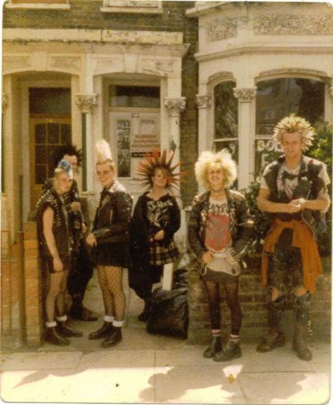 Punks outside their Haney Road Squat, London 1980 Punk Scene 70s, London Punk 1970s, 70s British Punk Fashion, 80s Fashion Rocker, Punks 70s, 80’s Punk, Punk Mode, 70s Punk, British Punk