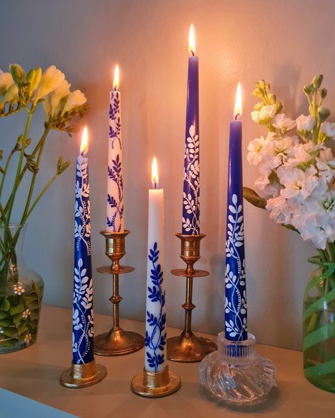 Painted Candles Wedding, Blue And White Candles, Paint Taper Candles, Blue And White Halloween Decor, Painted Candle Ideas, Wax Painted Candles, Wax Candle Painting, Painting Candles Diy, How To Paint Candles